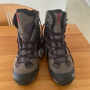 Salomon Men’s hiking boots - NWT